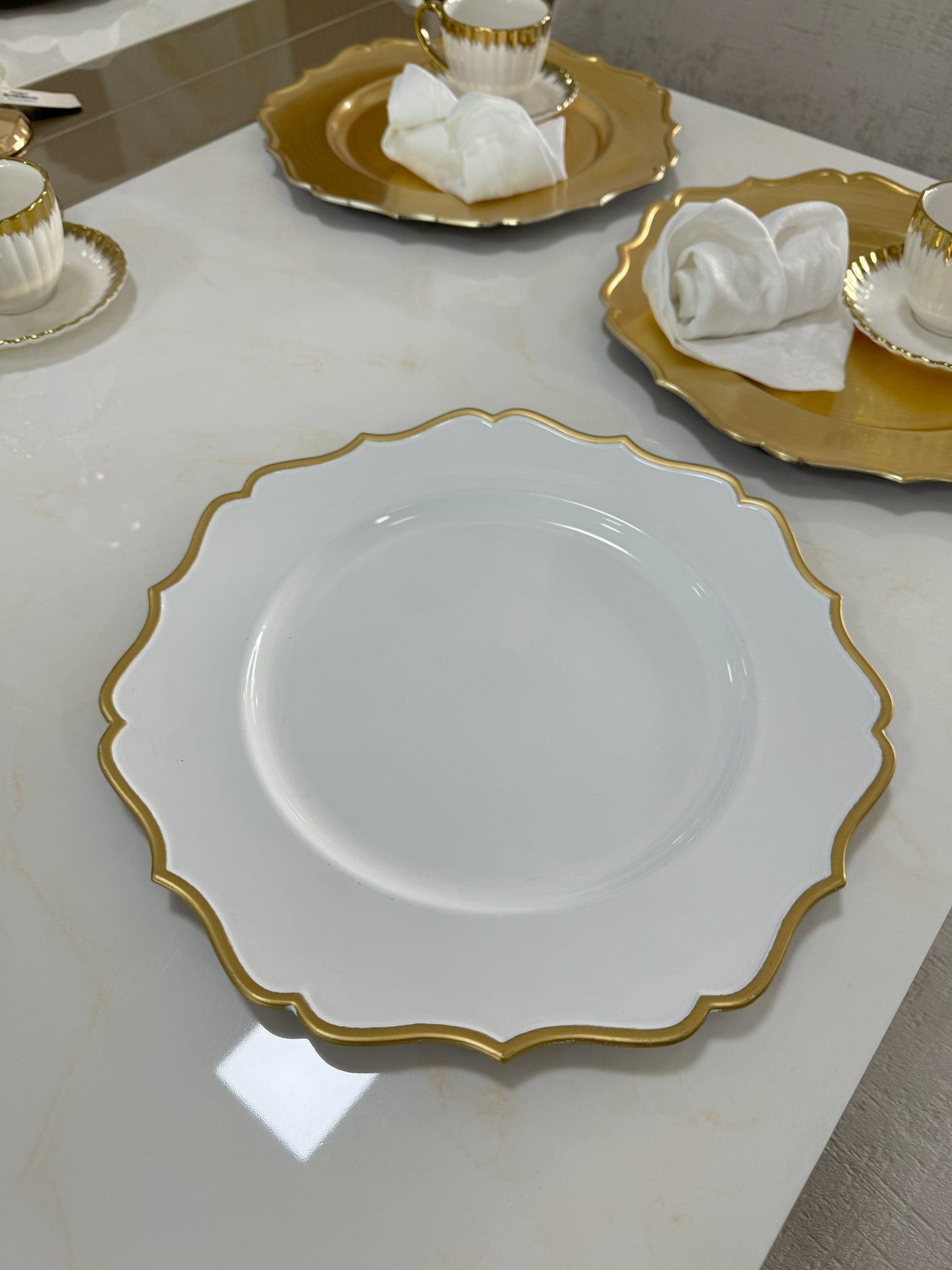 plato blanco borde dorado