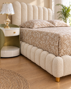 Detalle de la base y mesa de noche de la cama Nube